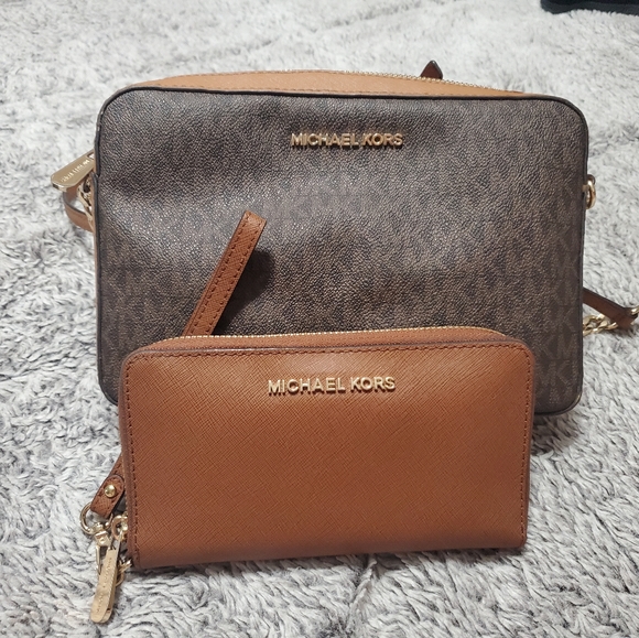 Michael Kors crossbody purse and wallet. Open to offers - Picture 3 of 8